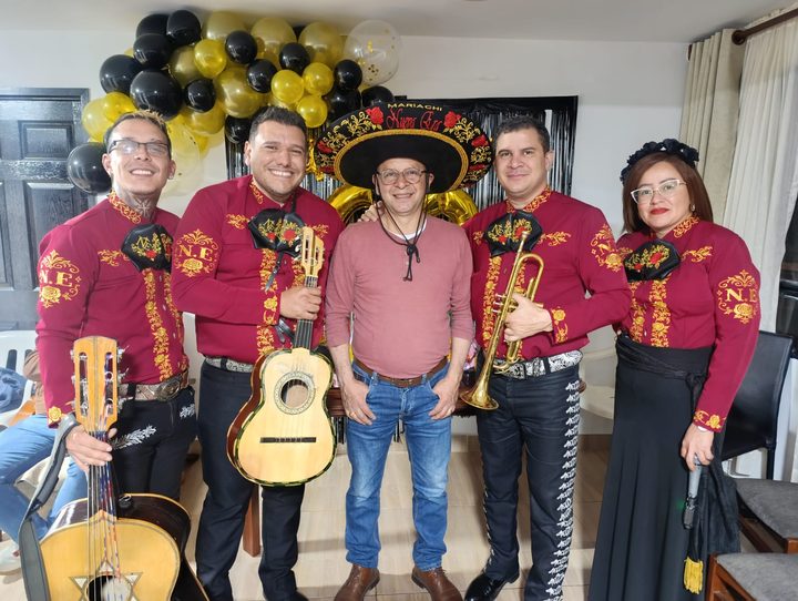 Cumpleaños de un señor en Bogotá con el sombrero de Mariachi Nueva Era