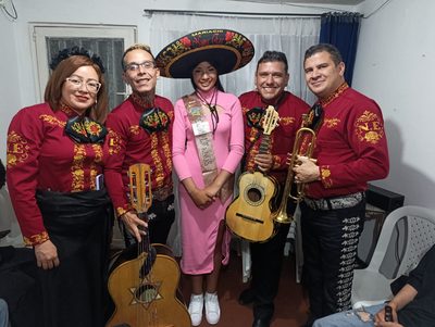 Serenata de cumpleaños para una joven en Bogotá