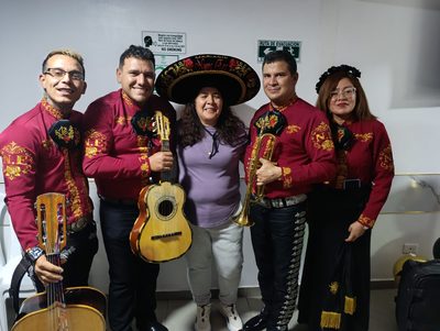 Los cinco integrantes de Mariachi Nueva Era con una homenajeada en Bogotá