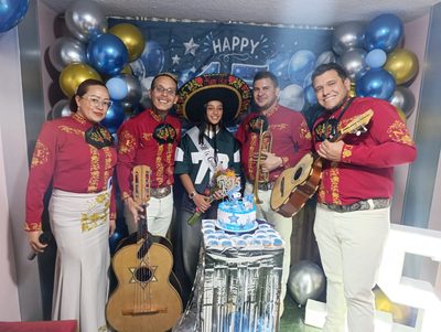 El grupo en unos quince años en Bogotá, con la quinceañera y su torta