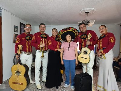 Serenata de cumpleaños en Bogotá: Mariachi Nueva Era con la homenajeada