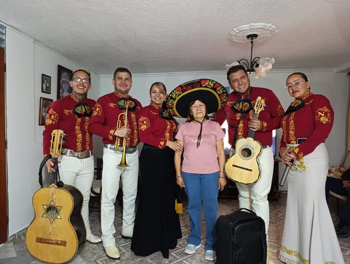 Serenata de cumpleaños en Bogotá: Mariachi Nueva Era con la homenajeada