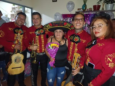 Serenata para mamá en Bogotá con ramo de flores