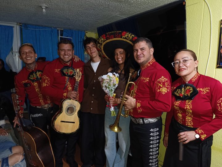 Serenata sorpresa para una pareja joven en Bogotá
