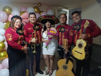 Serenata sorpresa con decoración de globos en Bogotá